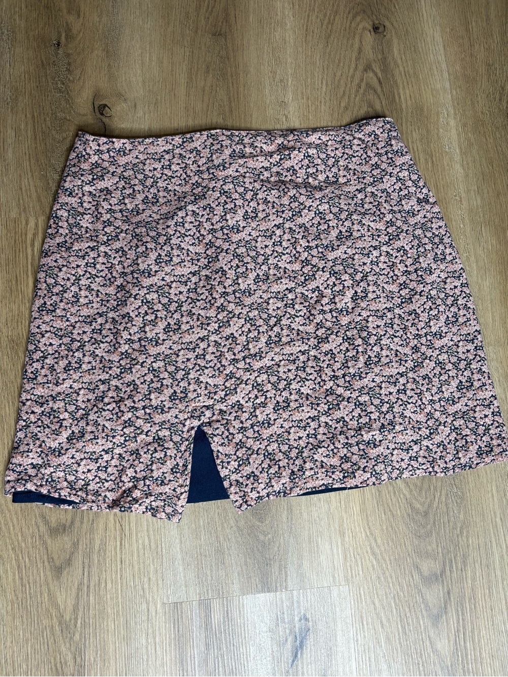American Eagle Outfitters Peach-Pink Floral Mini Skirt with Navy Lining Small